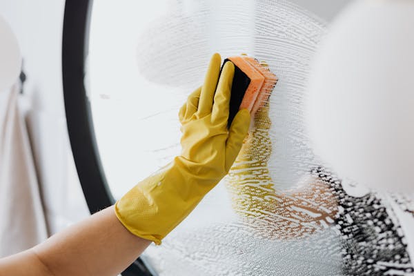 Cleaning mirrors with soap and water